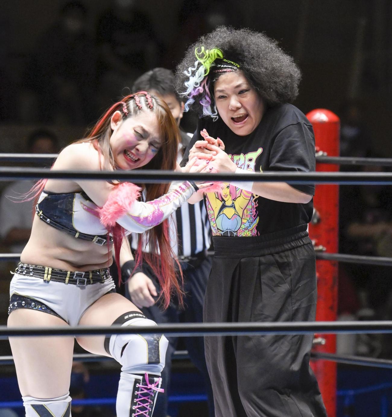 プロレスラー木村花さんの追悼試合で、ジャングル叫女さん（左）と対戦する母響子さん（共同）
