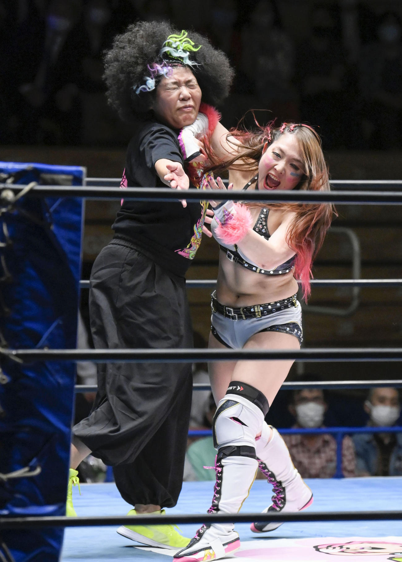 プロレスラー木村花さんの追悼試合で、ジャングル叫女さん（右）と対戦する母響子さん（共同）