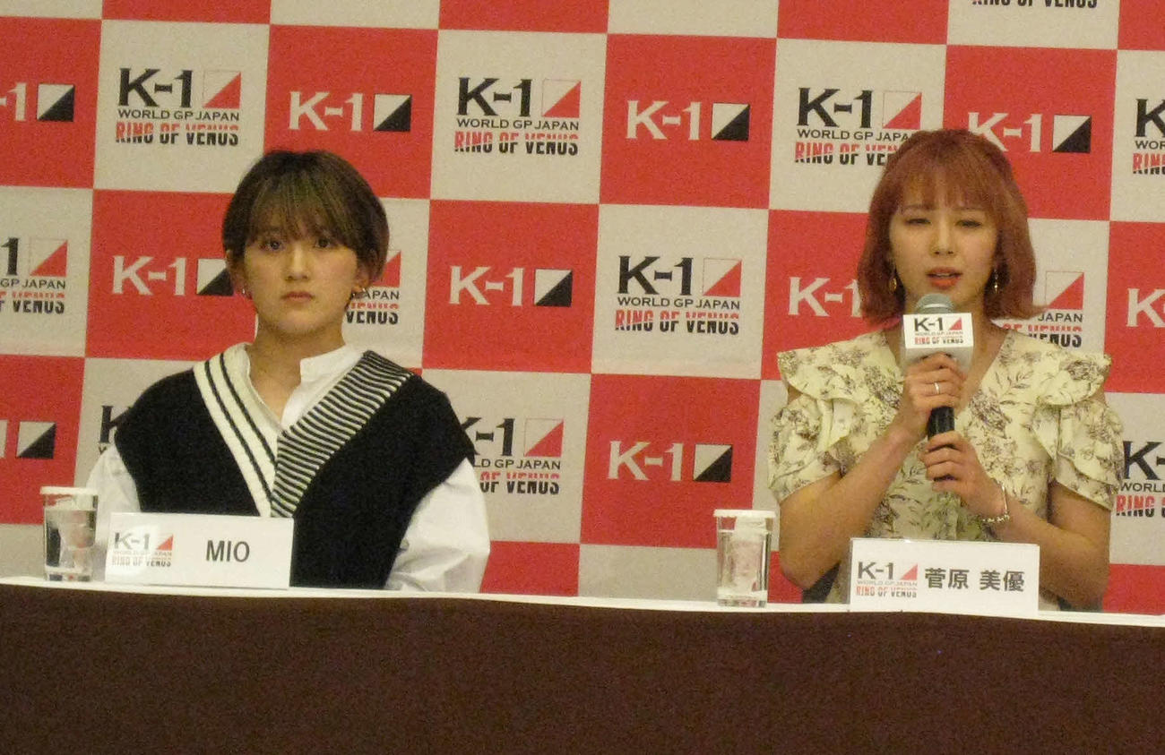 対戦カード発表会見で席が隣同士となったMIO（左）と菅原美優（2022年3月撮影）