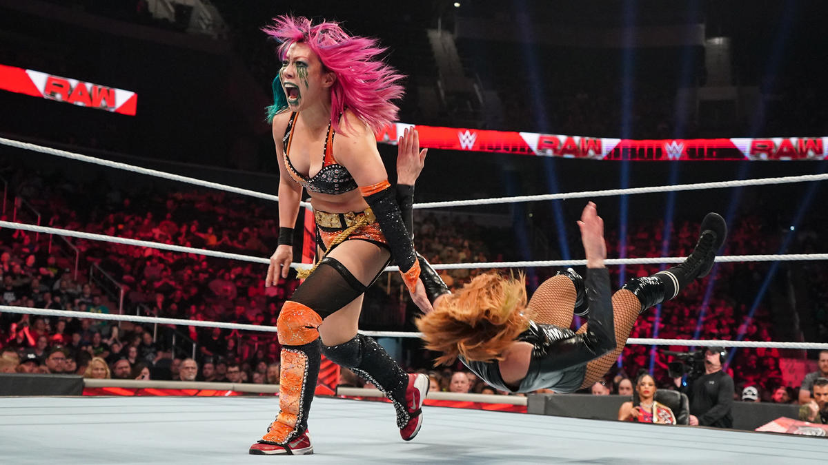 リンチ（右）にショルダータックルを仕掛けたアスカ（C）2022 WWE, Inc. All Rights Reserved.