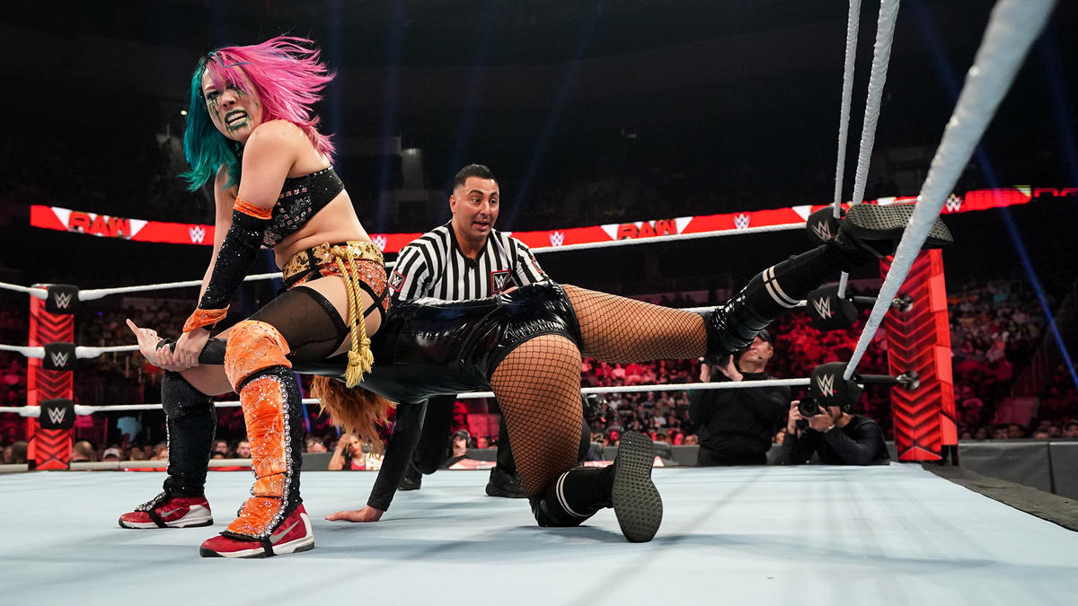 リンチ（右）の左腕を捕獲したアスカだがロープ回避される（C）2022 WWE, Inc. All Rights Reserved.