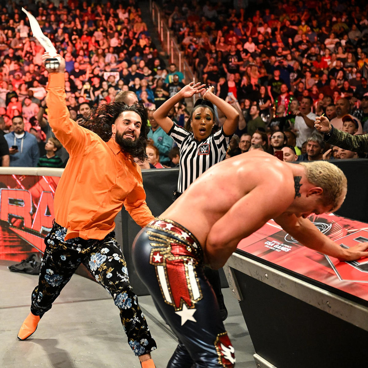 ロリンズ（左）からベルトでムチ打ち刑にされるローデス（C）2022 WWE, Inc. All Rights Reserved.
