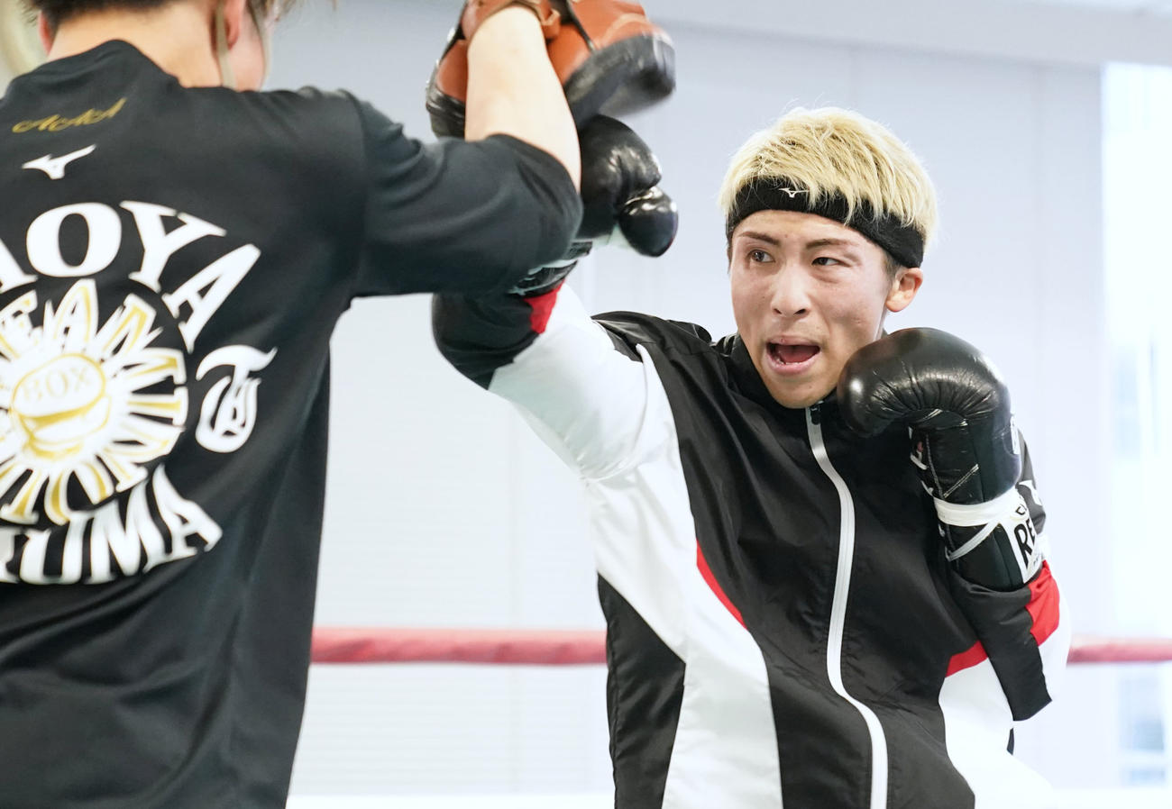 力強いミット打ちをみせたWBAスーパー、IBF世界バンタム級王者井上尚弥（右）（大橋ジム提供）