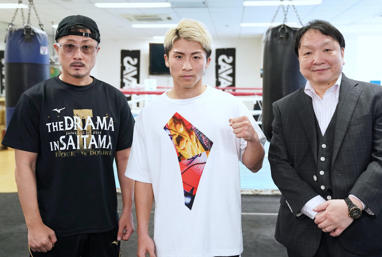 6月7日のドネア戦に向けて代表取材に応じた井上尚弥（中央）。左端は父真吾トレーナー、右端は大橋秀行会長（大橋ジム提供）