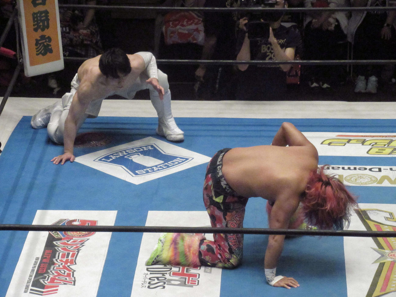 ヒロム（右）に狙いを定めるYOH（撮影・勝部晃多）