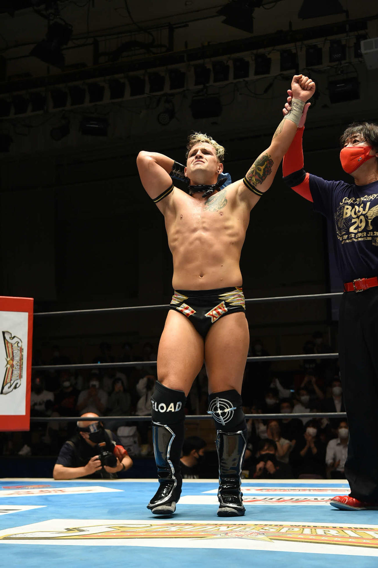 勝ち名乗りを受けるイーグルス（提供・新日本プロレス）