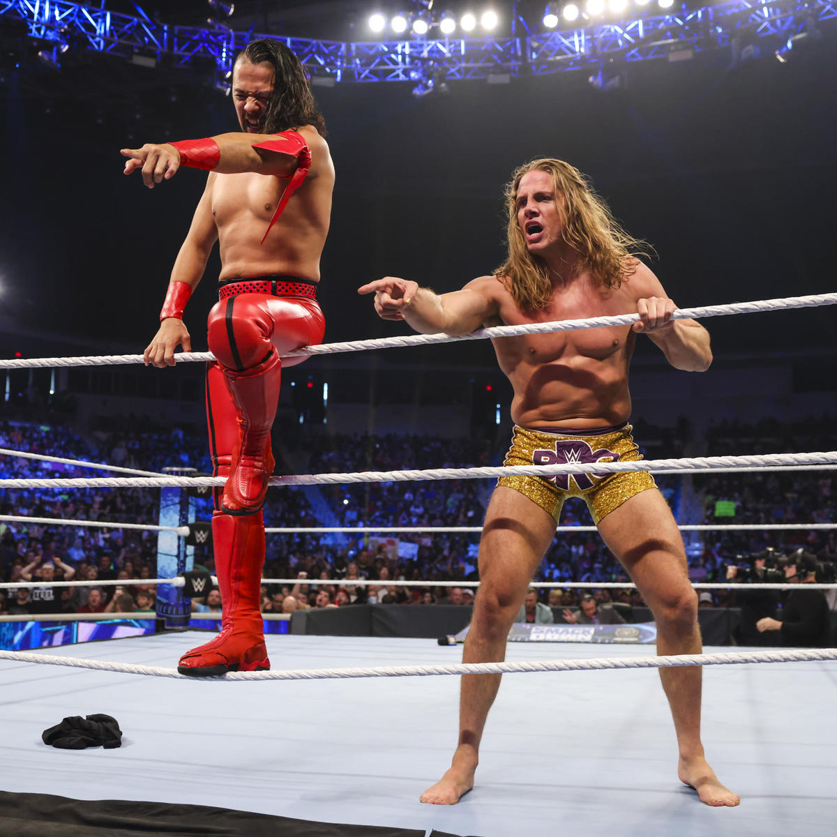 電撃的に共闘を果たしたリドル（右）と中邑（C）2022 WWE, Inc. All Rights Reserved.