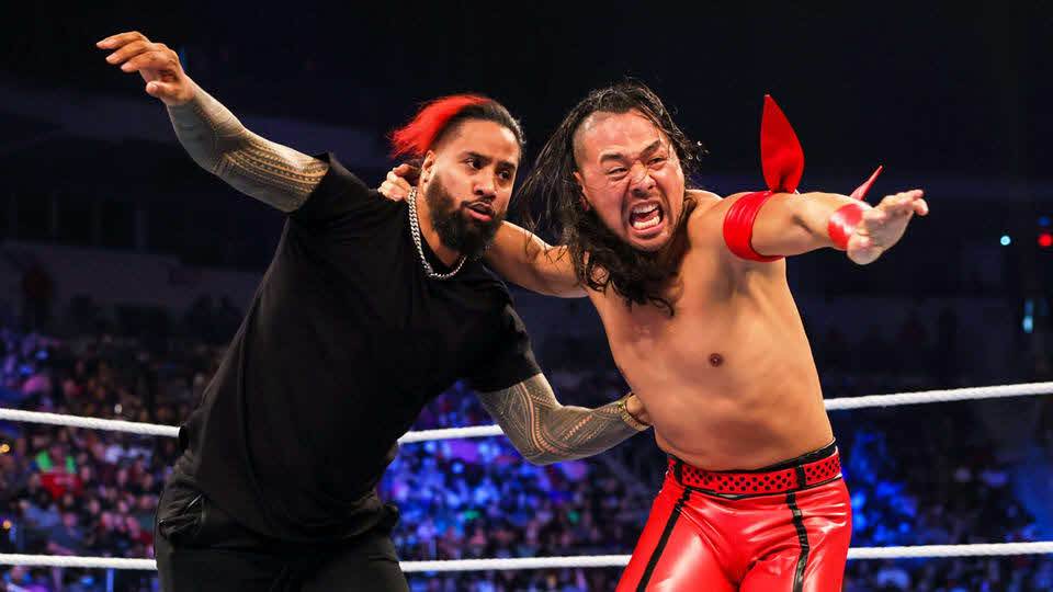 ジミー・ウーソ（左）を襲撃した中邑（C）2022 WWE, Inc. All Rights Reserved.