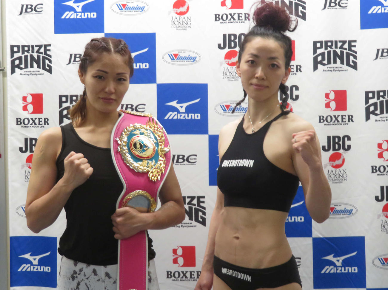 初防衛戦に向けて計量クリアしたWBO女子世界スーパーフライ級王者吉田（左）と挑戦者の小沢