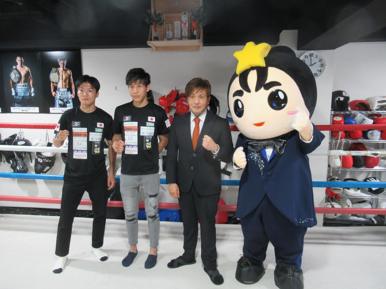 ジム開設をアピールするグリーンツダジムの本石会長（右から2人目）ら