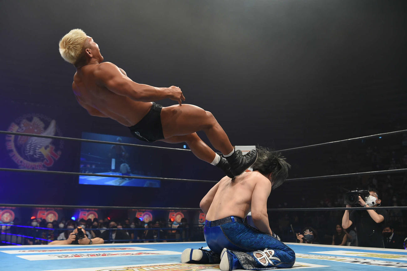 ワト（右）にドロップキックを打ち込むリンダマン（提供・新日本プロレス）