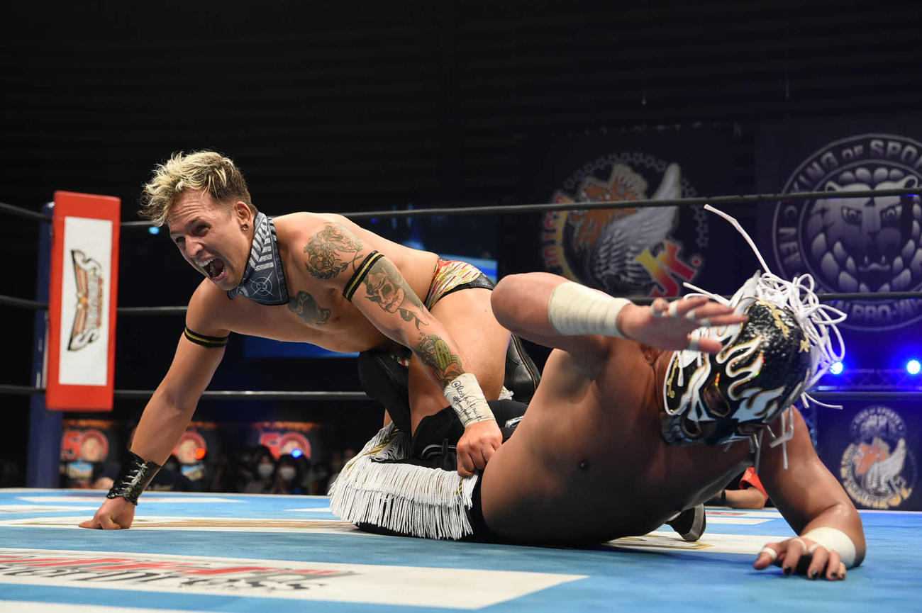 デスペラード（手前）にロン・ミラー・スペシャルを決めるイーグルス（提供・新日本プロレス）