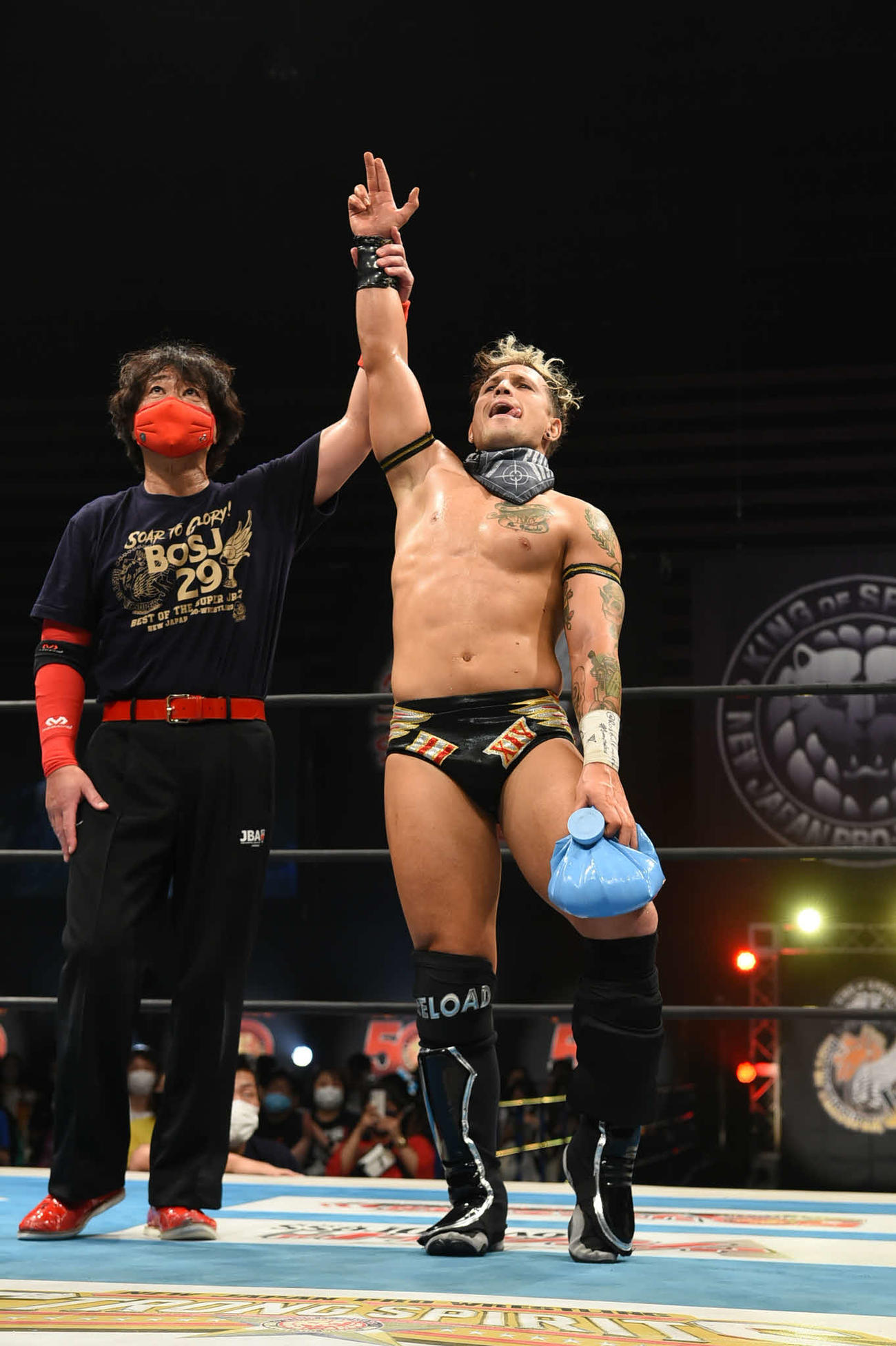 勝ち名乗りを受けるイーグルス（提供・新日本プロレス）