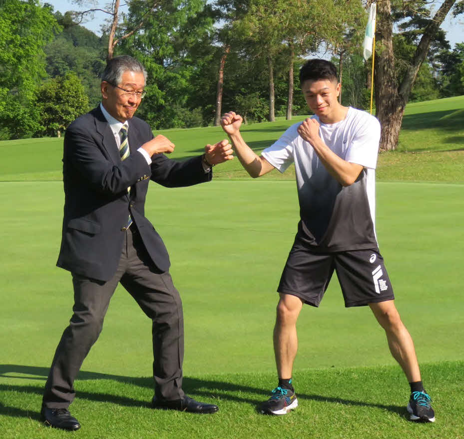相模湖CCの高安社長（左）とファイティングポーズを取るWBO世界フライ級王者中谷潤人（M．Tジム提供）