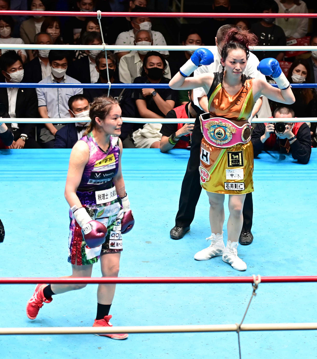 吉田実代対小沢瑶生　2ー1の判定勝ちを収め腰にベルトを巻く新王者の小沢。左は敗れた吉田（撮影・小沢裕）