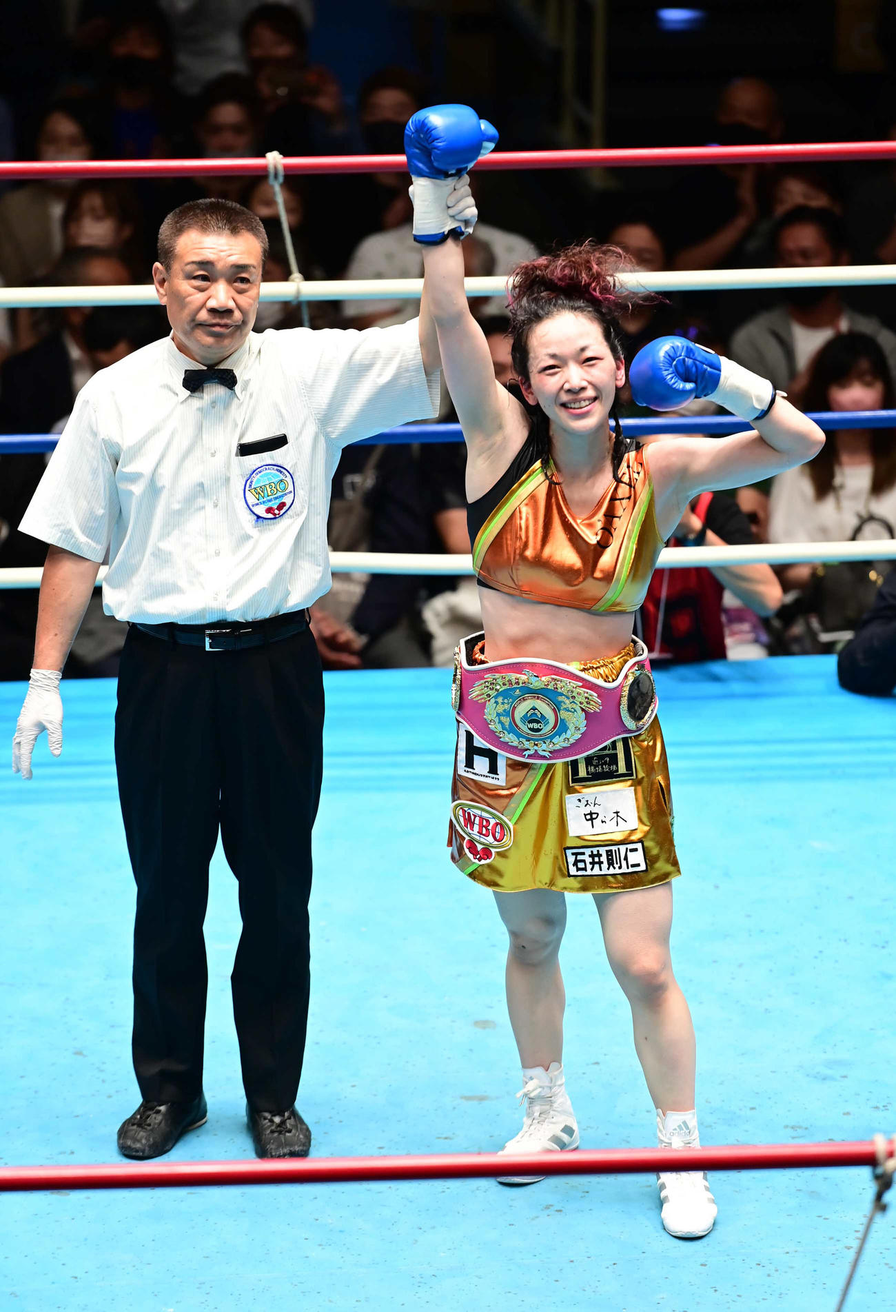 判定勝ちを収めた新王者の小沢（右）（撮影・小沢裕）