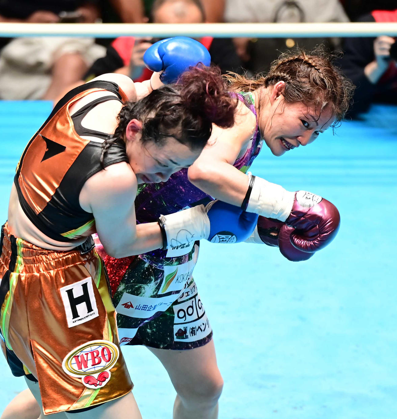 吉田実代対小沢瑶生　5回、小沢瑶生（左）にパンチを放つ吉田実代（撮影・小沢裕）