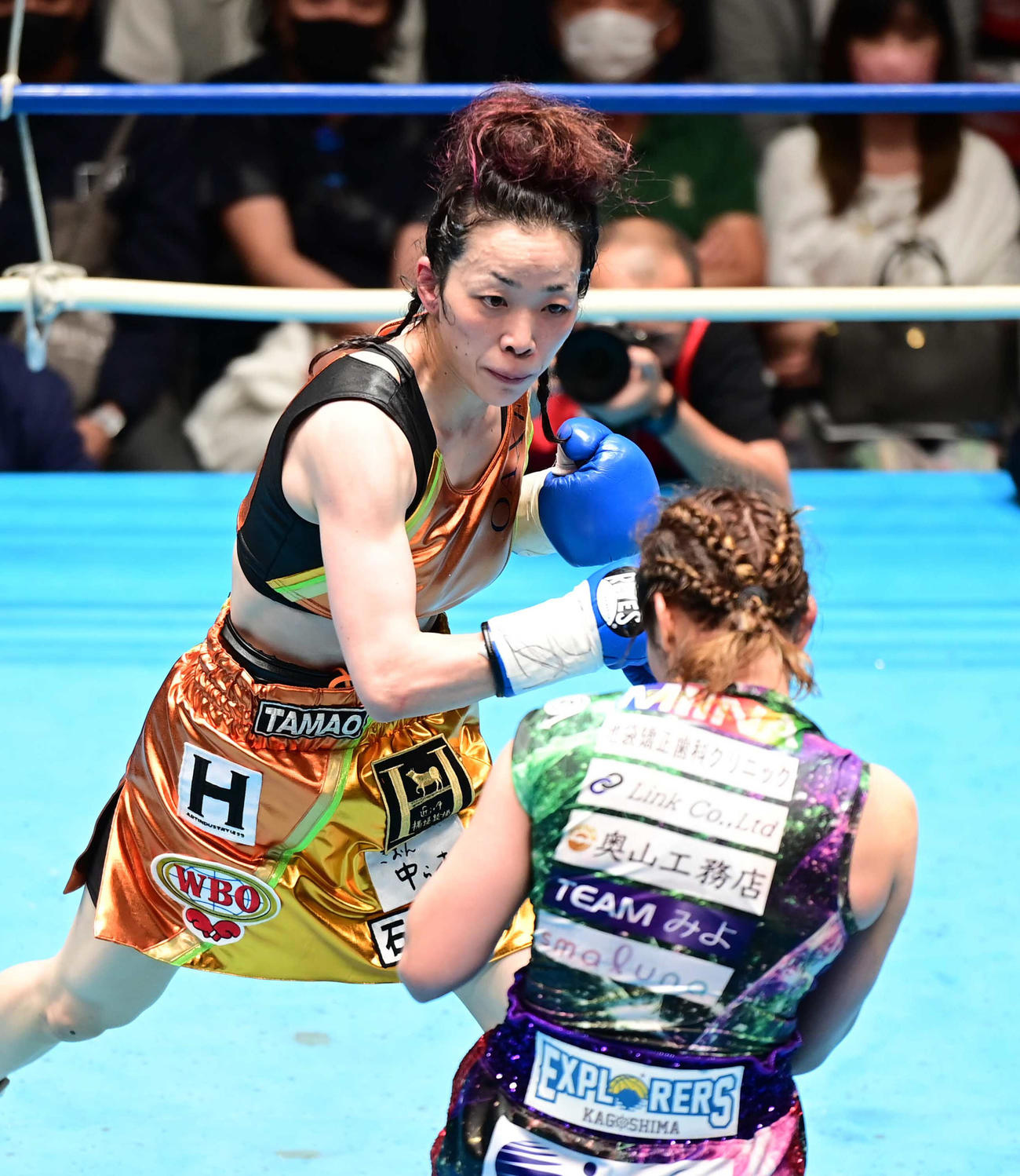 吉田対小沢　6回、吉田（右）にパンチを放つ小沢（撮影・小沢裕）