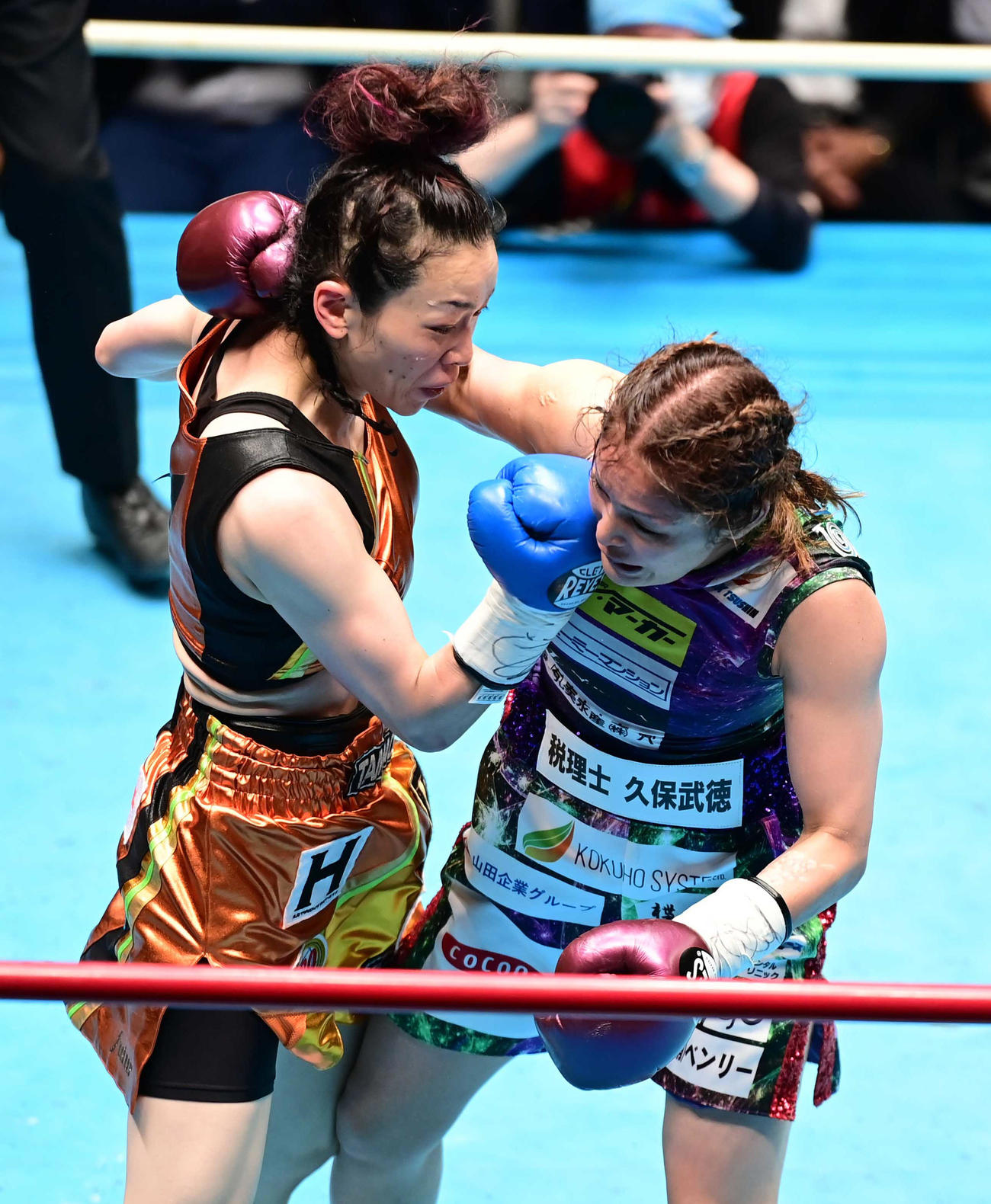 吉田対小沢　3回、吉田（右）にパンチを放つ小沢（撮影・小沢裕）