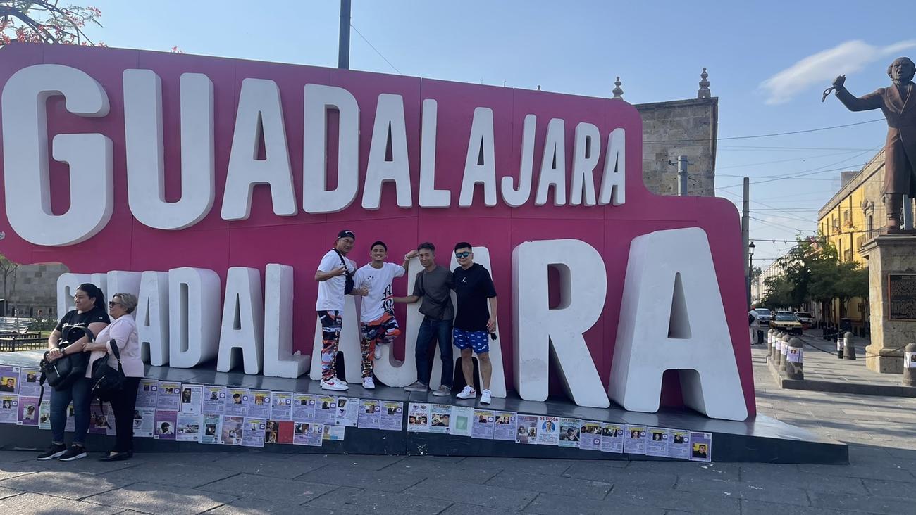王座統一戦が開催されるメキシコ・グアダラハラに到着したWBA世界ライトフライ級スーパー王者京口紘人（中央左から2人目）ら陣営（ワタナベジム提供）
