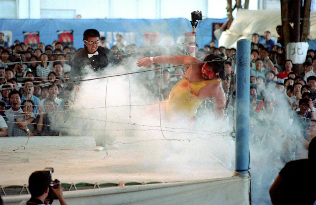 90年8月4日　FMW汐留大会WWA認定プラスナックル選手権　ノーロープ有刺鉄線電流爆破マッチ　大仁田厚に投げられたターザン後藤さんは有刺鉄線に触れる