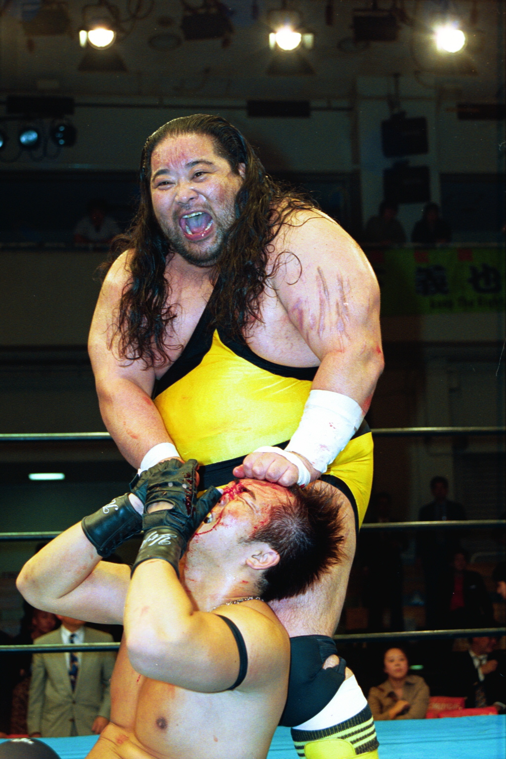 2000年10月、YUJIにチョーク攻撃を浴びせるターザン後藤さん（上）