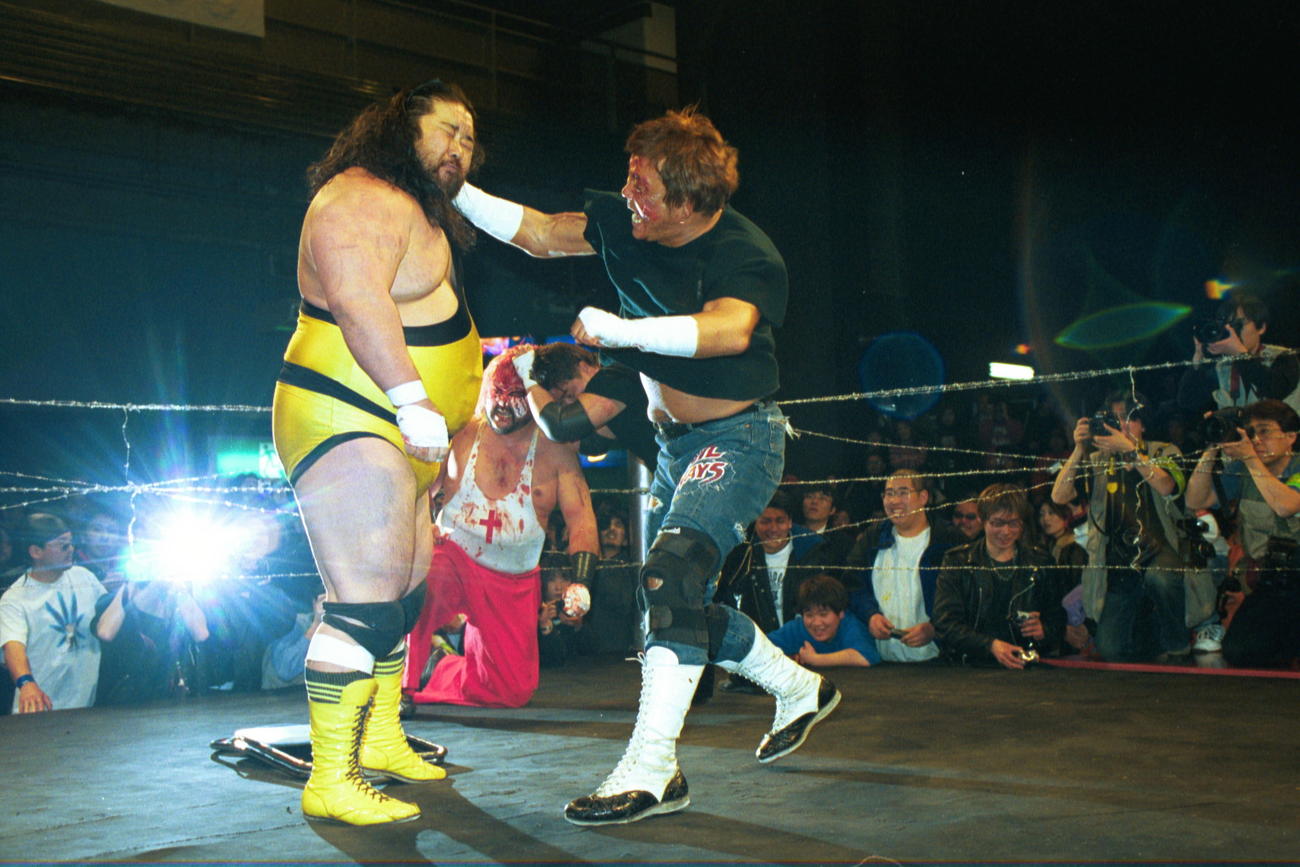 2001年2月、大仁田厚（右）のパンチを浴びるターザン後藤さん