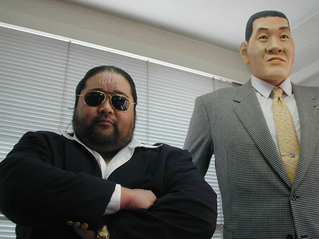 2001年5月、15年7カ月ぶりに全日本のリングに上がることが決まったターザン後藤さんは、都内の全日本事務所にある馬場さんの人形の横で会見