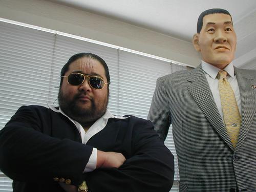 2001年5月、15年7カ月ぶりに全日本のリングに上がることが決まったターザン後藤さんは、都内の全日本事務所にある馬場さんの人形の横で会見