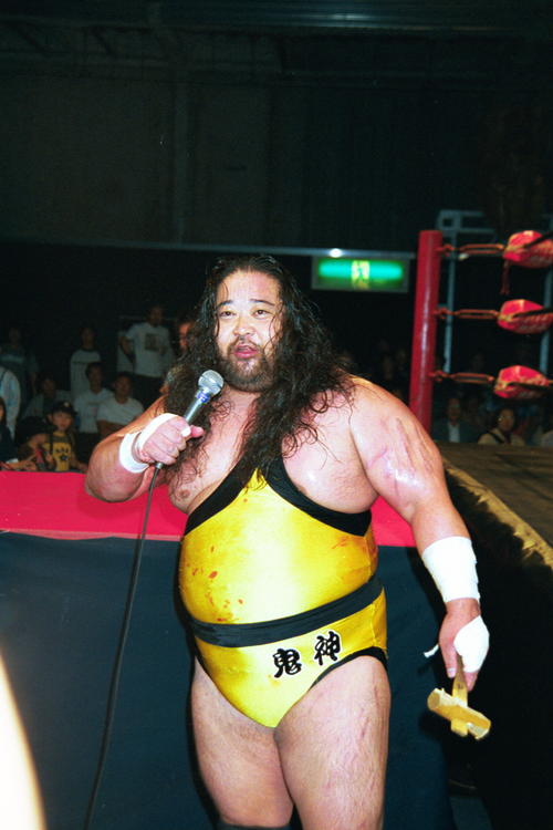 2001年9月、試合後にマイクアピールするターザン後藤さん