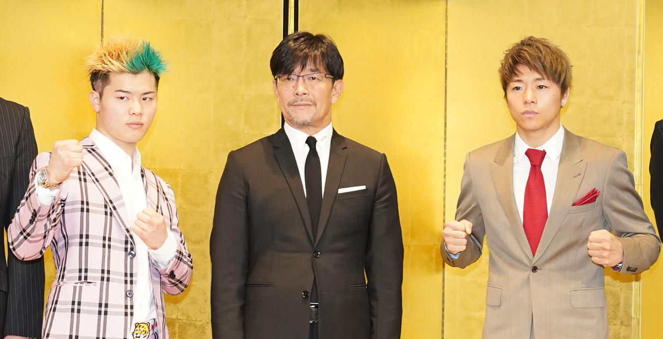 「THE MATCH 2022」記者会見でポーズを決める那須川天心（左）と武尊（右）。中央は榊原信行実行委員（2022年4月7日撮影）