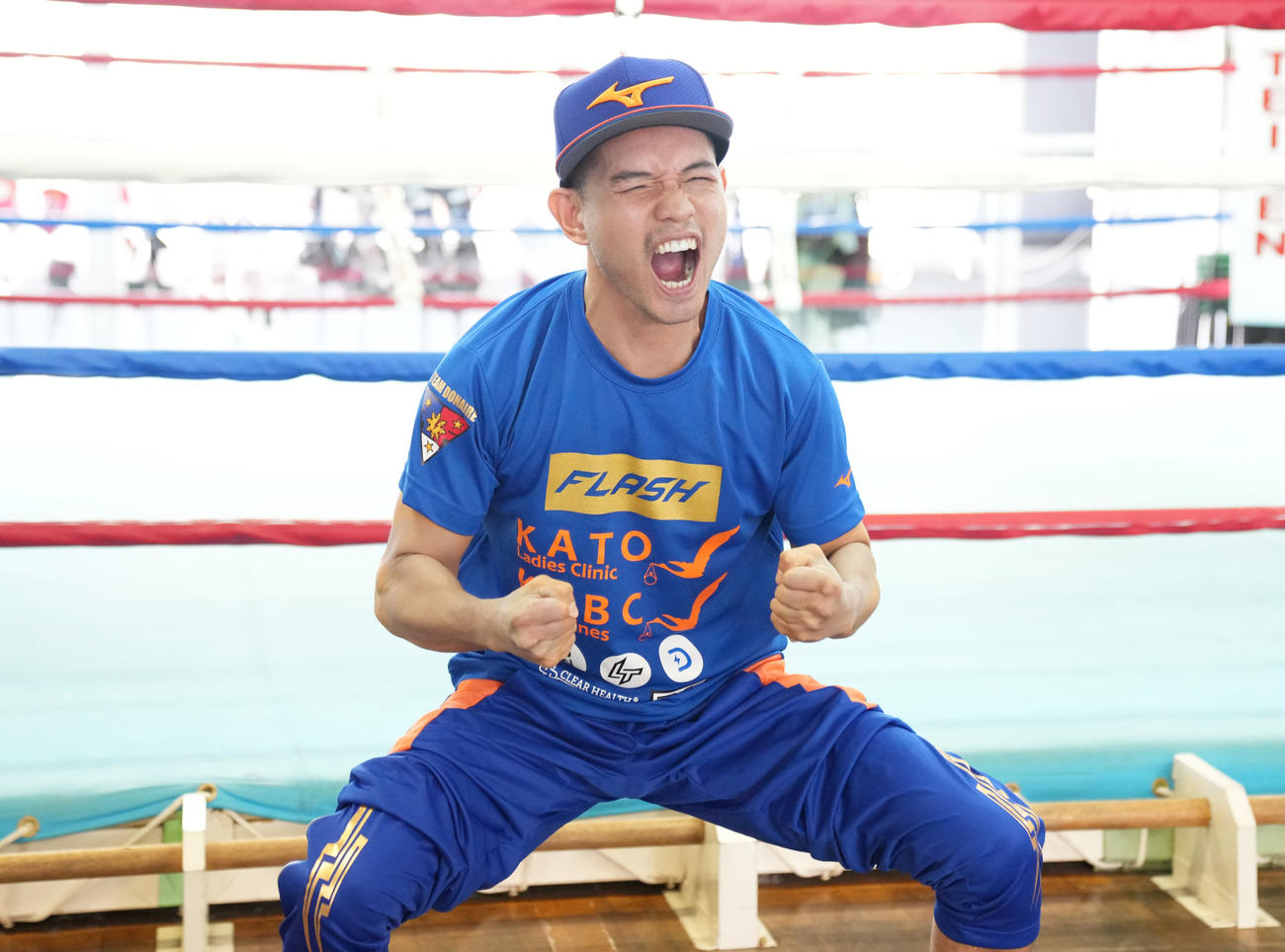 好きな漫画「ドラゴンボール」で主人公の悟空がスーパーサイヤ人になるポーズを取るWBC世界バンタム級王者ドネア（帝拳ジム提供）
