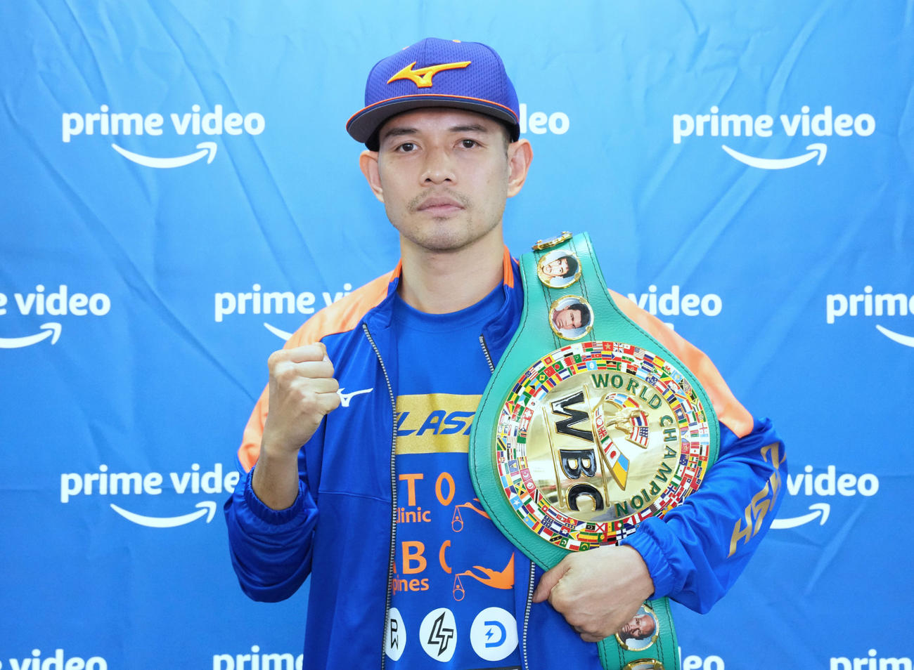 WBCベルトを手に右拳を握るドネア（帝拳ジム提供）