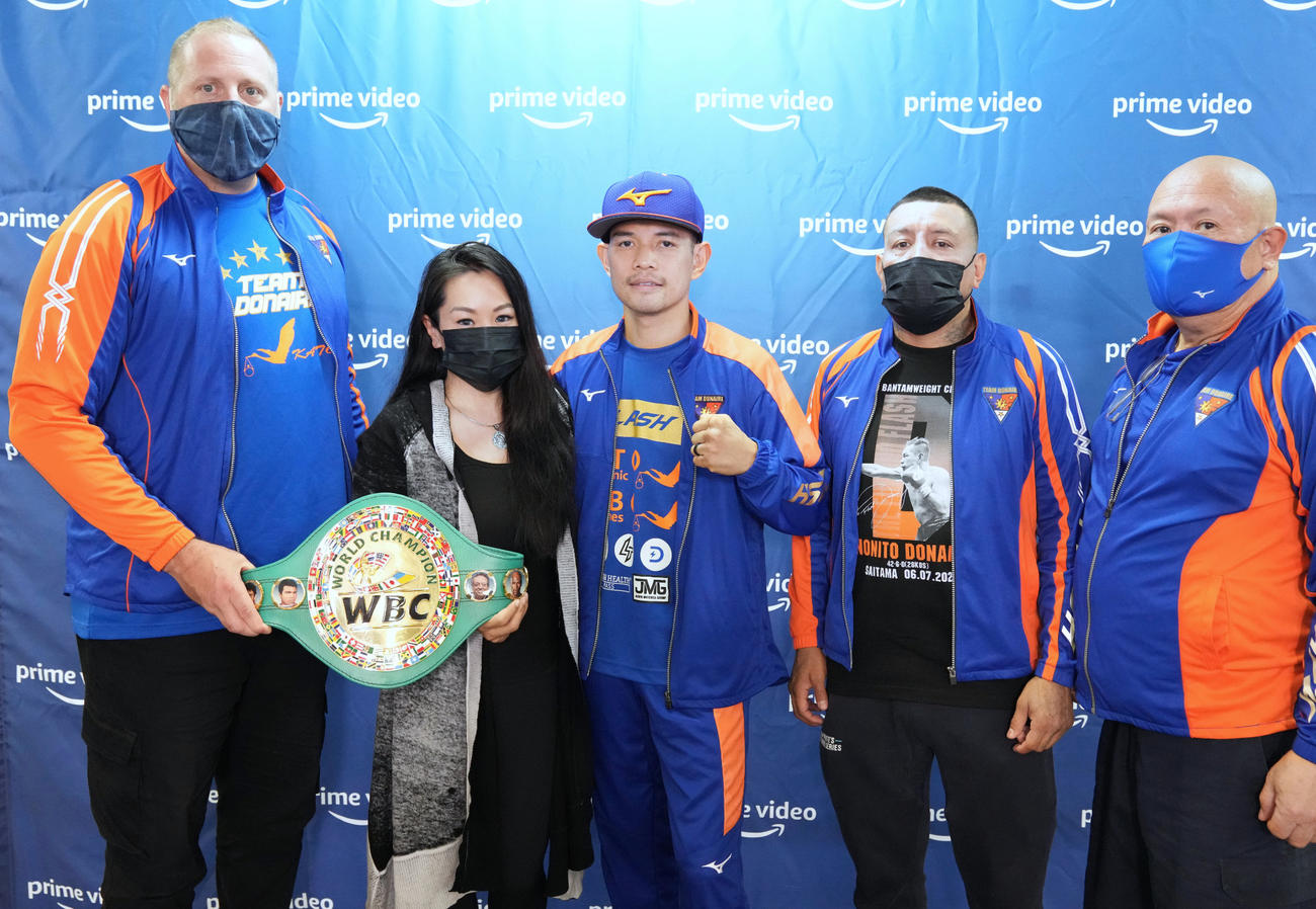 陣営とともに6・7井上戦に向けて自信を示したWBC世界バンタム級王者ドネア（中央）。（帝拳ジム提供）