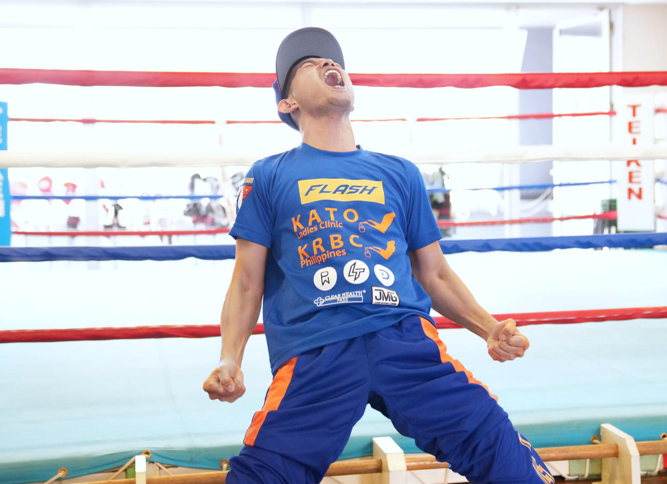 好きな漫画「ドラゴンボール」で主人公の悟空がスーパーサイヤ人になるポーズを取るWBC世界バンタム級王者ドネア（帝拳ジム提供）