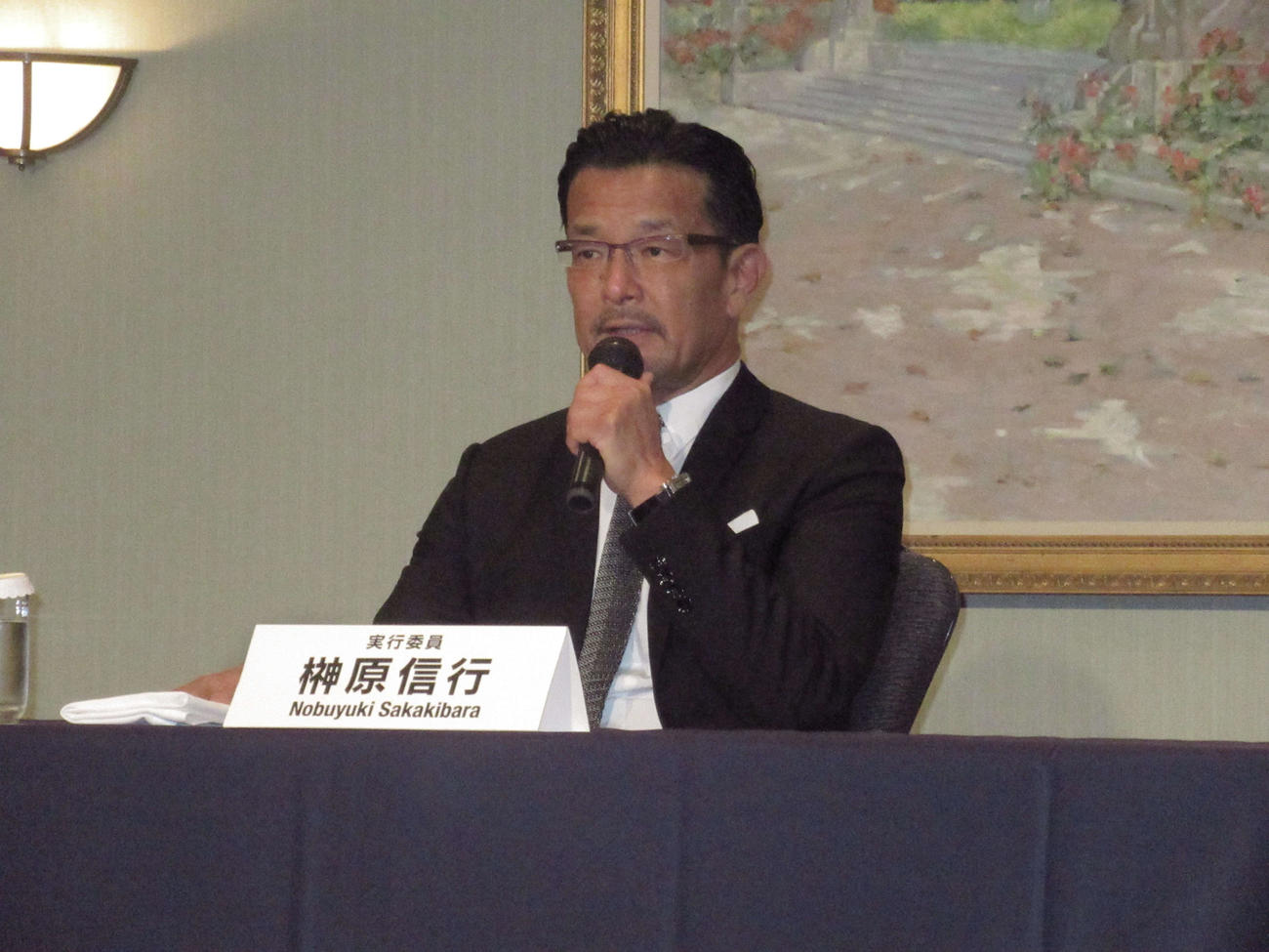 記者会見に登壇した榊原氏（撮影・勝部晃多）