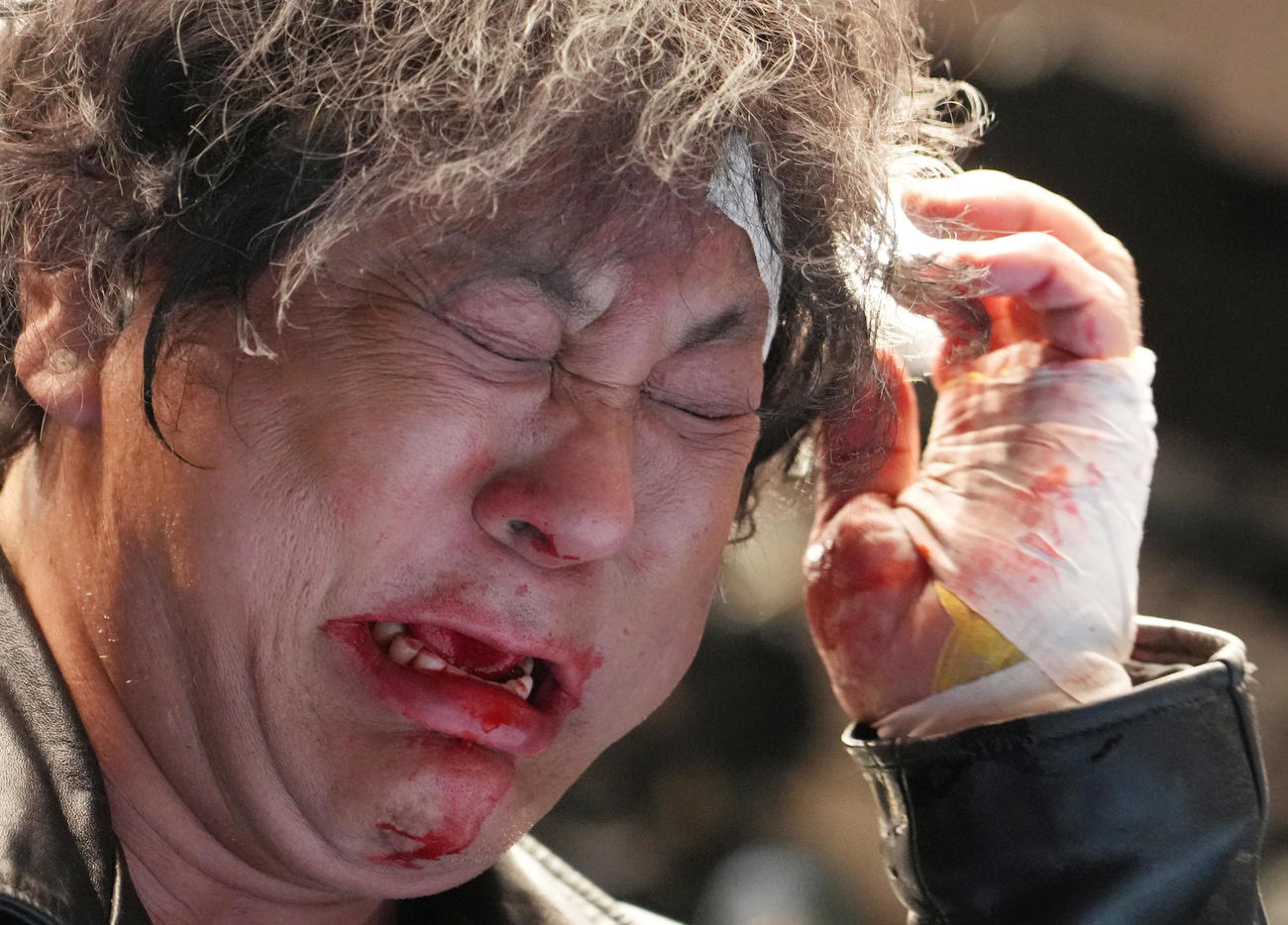 ジャンボ鶴田23回忌追善興行でターザン後藤さんへの追悼の10カウントが行われ、涙を流す大仁田（撮影・菅敏）