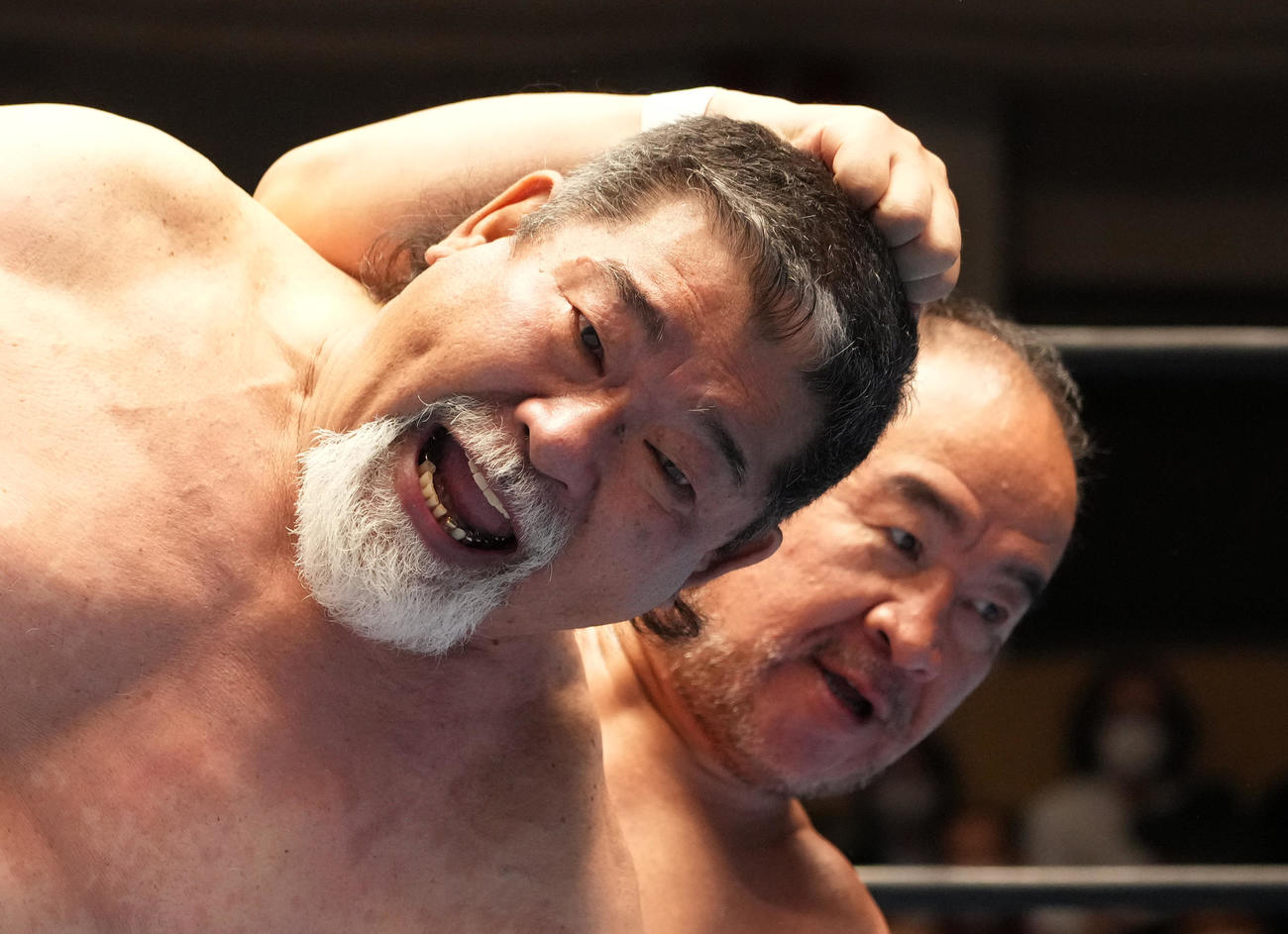 ジャンボ鶴田23回忌追善興行で越中（右）に攻められるタイガー戸口（撮影・菅敏）