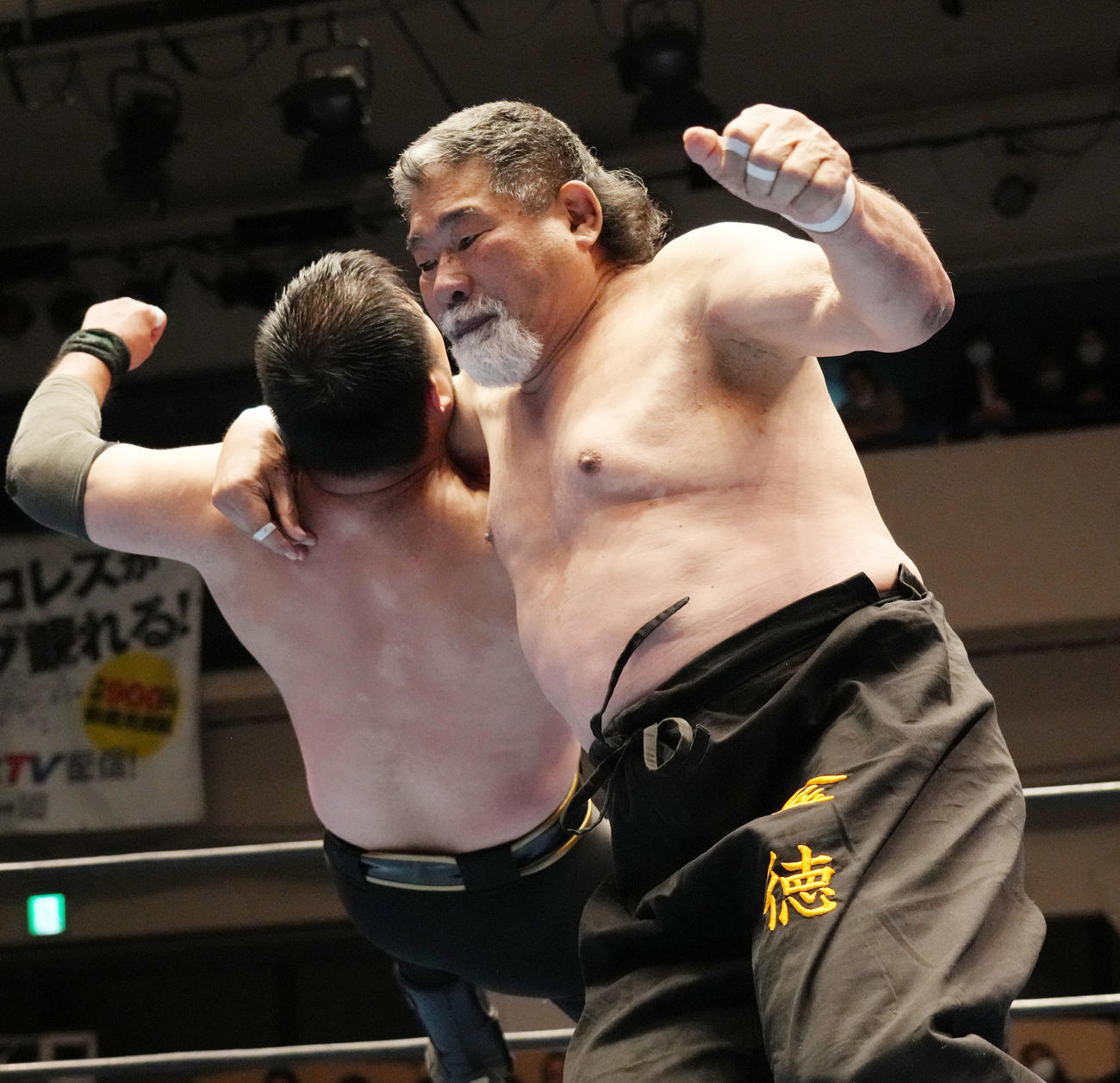 ジャンボ鶴田23回忌追善興行で井上（左）にラリアットを決めるタイガー戸口（撮影・菅敏）