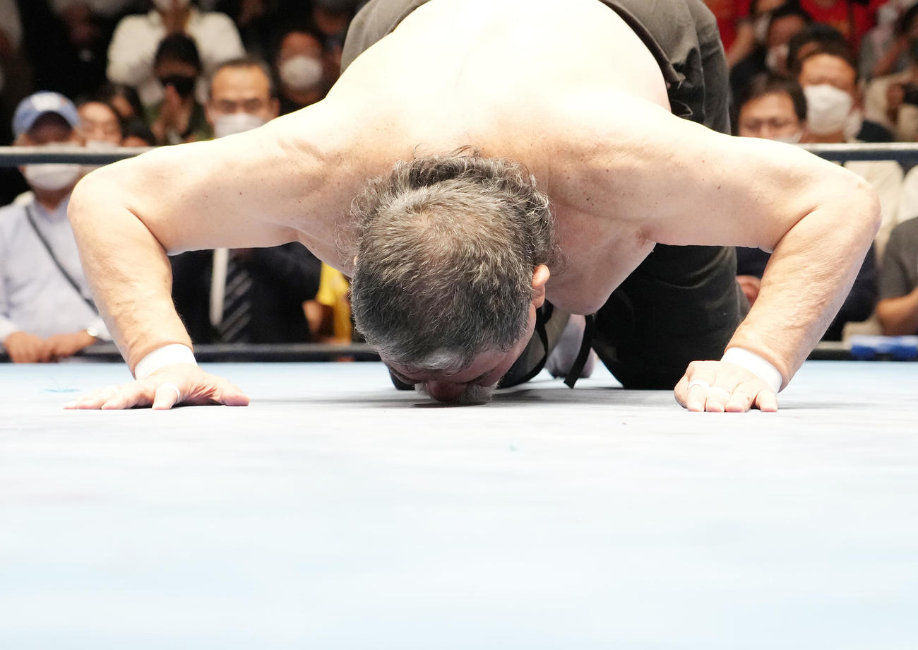 ジャンボ鶴田23回忌追善興行で引退したタイガー戸口は、マットにキスをして引き揚げる（撮影・菅敏）