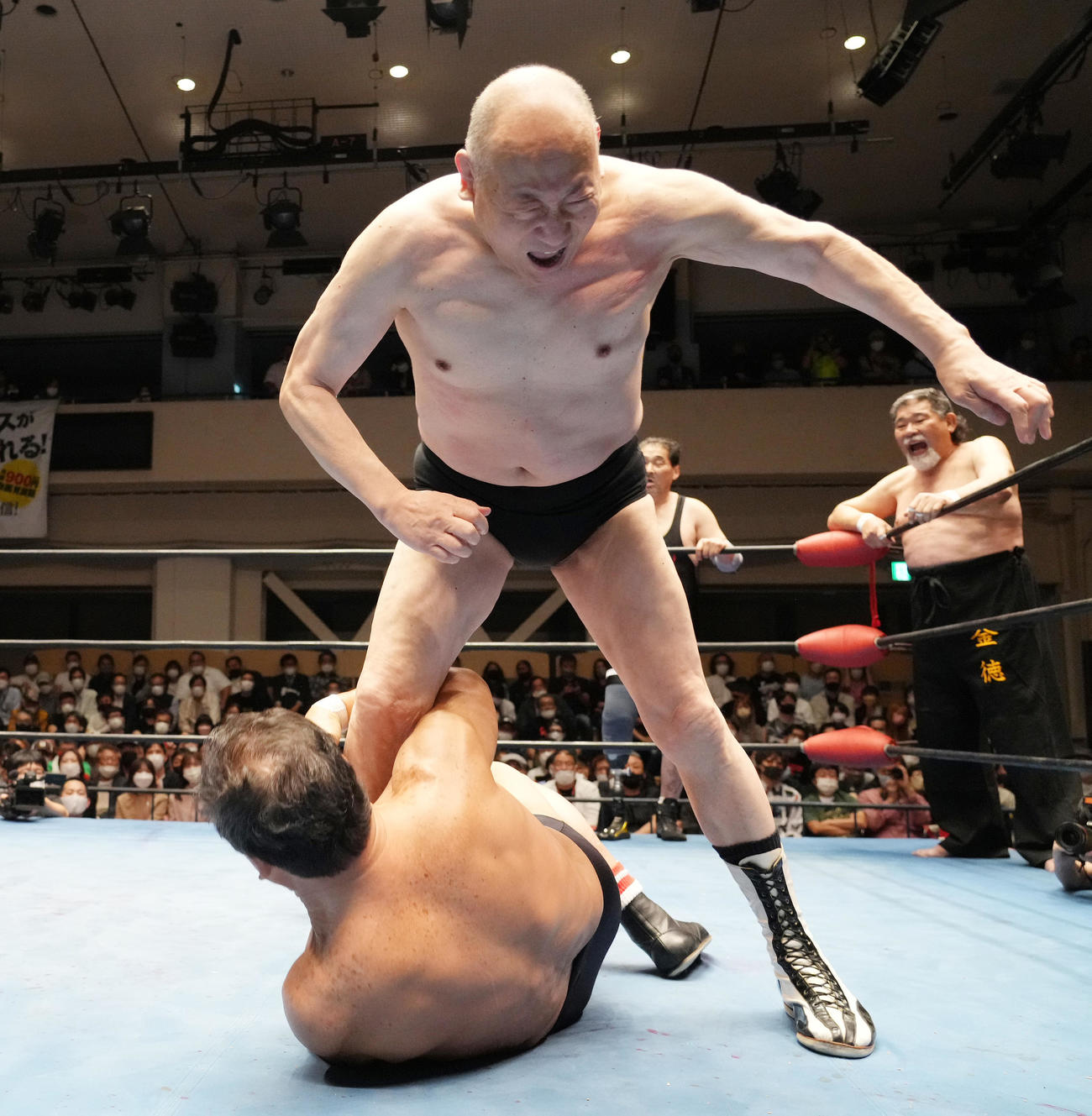 ジャンボ鶴田23回忌追善興行で藤波（下）にドラゴンスクリューを決められる渕（撮影・菅敏）