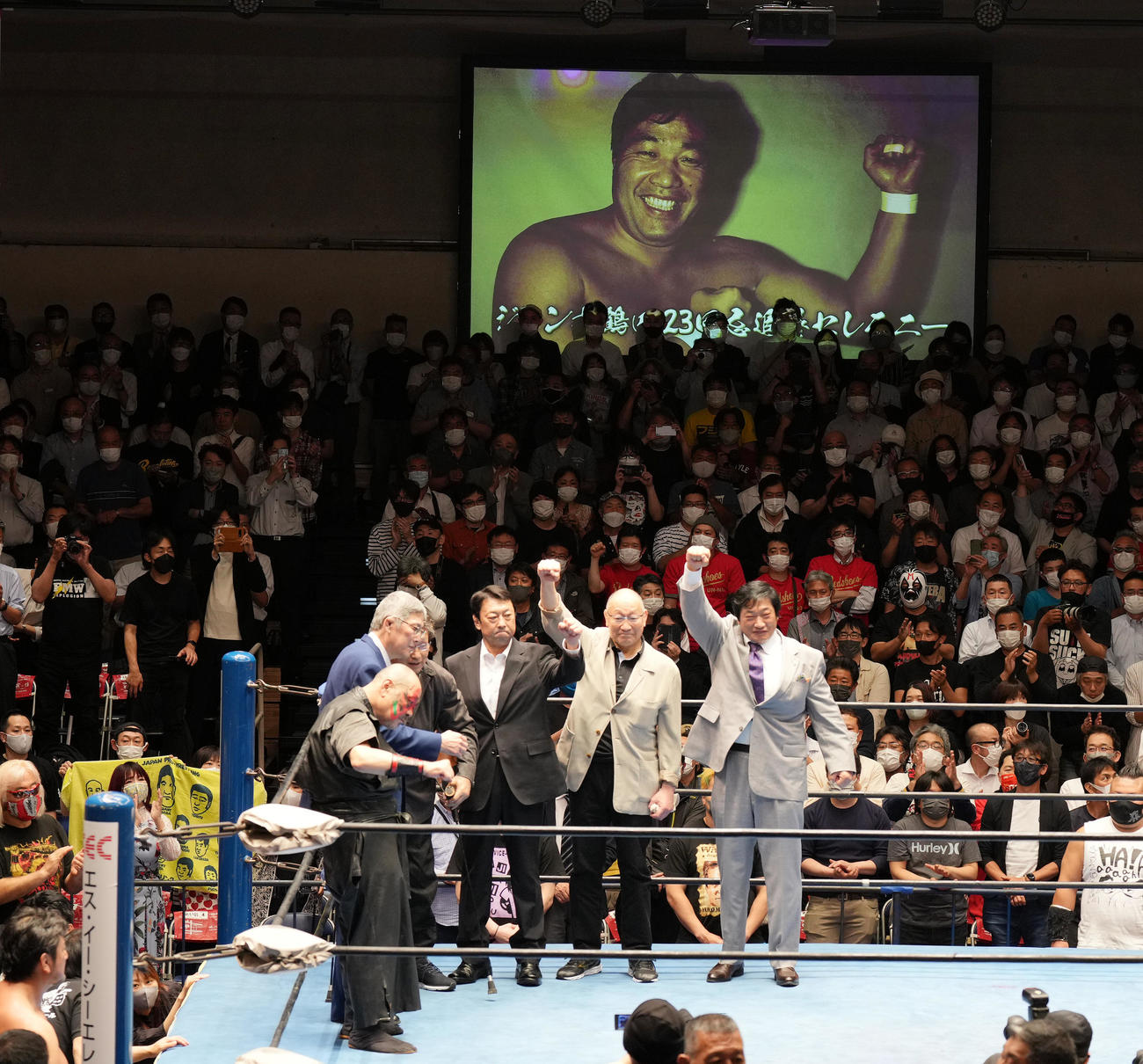 ジャンボ鶴田23回忌追善興行で「おー」とポーズをとる左から、カブキ、田上、天龍、川田、渕、小橋（撮影・菅敏）