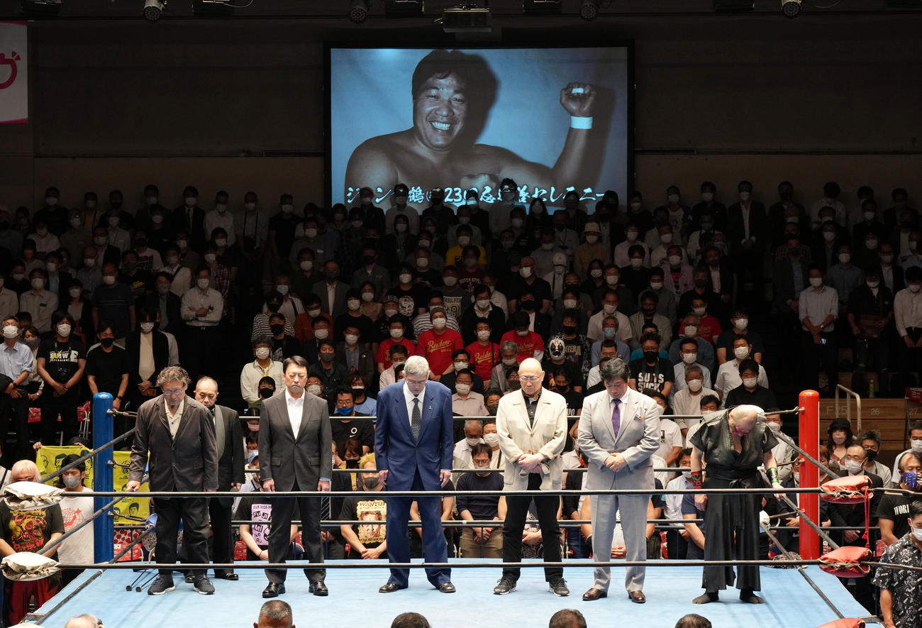 ジャンボ鶴田23回忌追善興行で黙とうする、左から天龍、川田、田上明、渕、小橋、カブキ（撮影・菅敏）