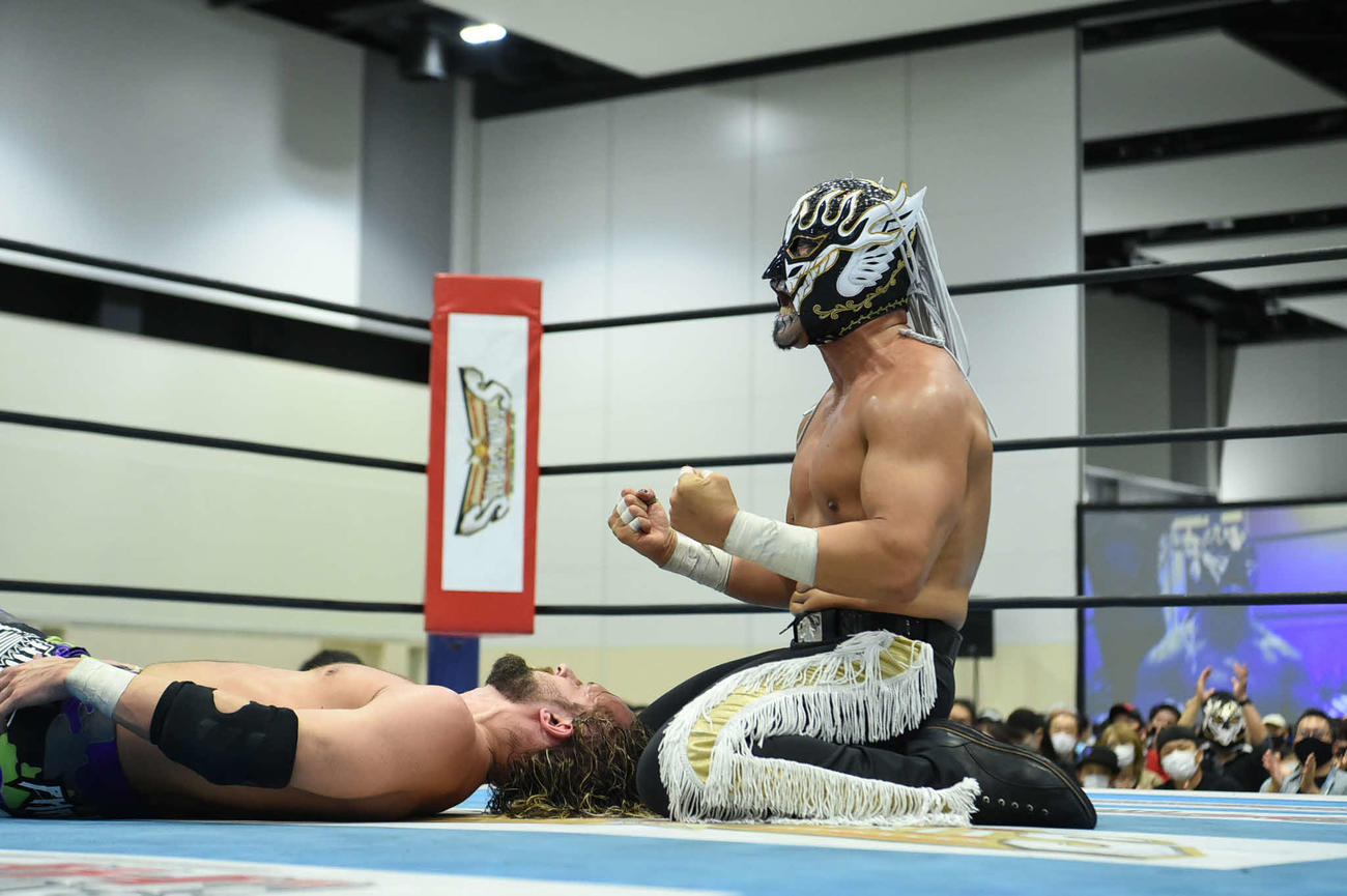 ガッツポーズするデスペラード（提供・新日本プロレス）