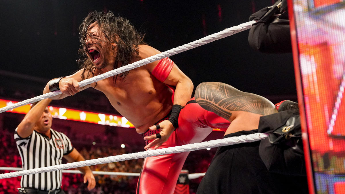 ジミー・ウーソをけいれん式踏みつけで攻める中邑真輔（C）2022 WWE, Inc. All Rights Reserved.
