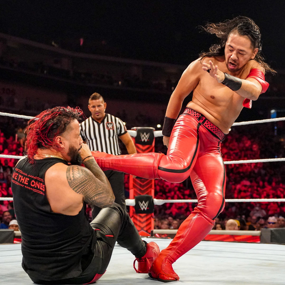 ジミー・ウーソ（左）にキックを打ち込む中邑真輔（C）2022 WWE, Inc. All Rights Reserved.