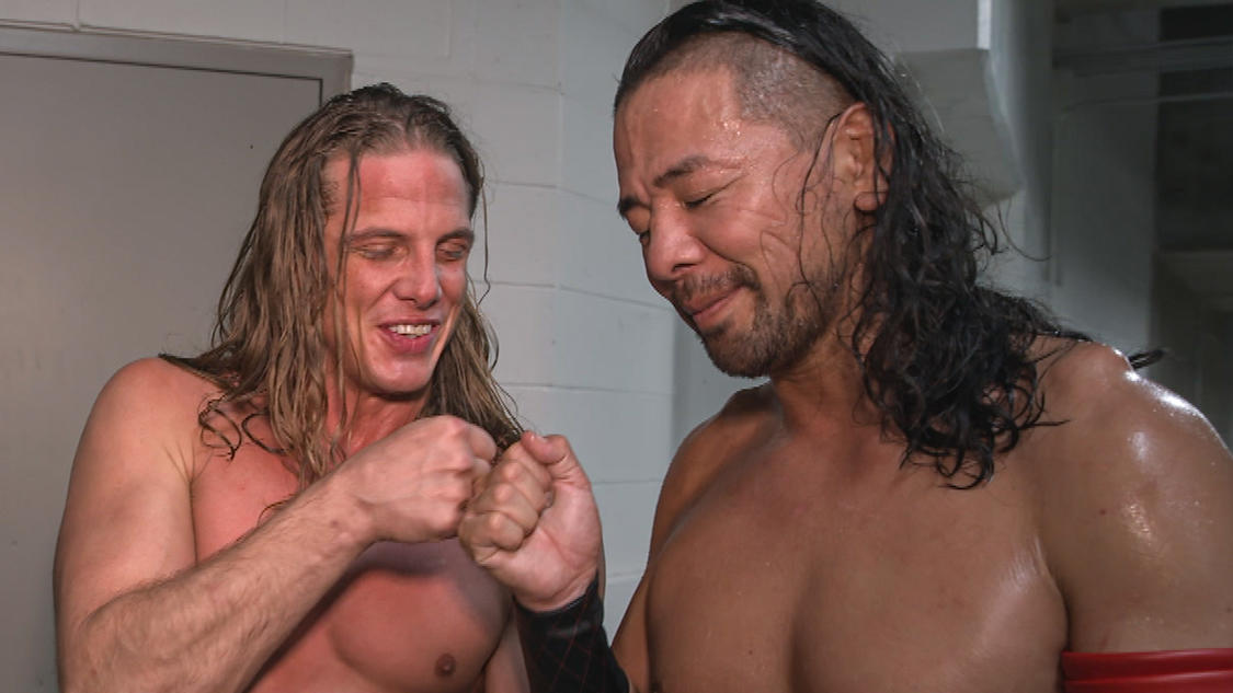 バックステージで新パートナーのリドル（左）と拳をあわせた中邑真輔（C）2022 WWE, Inc. All Rights Reserved.
