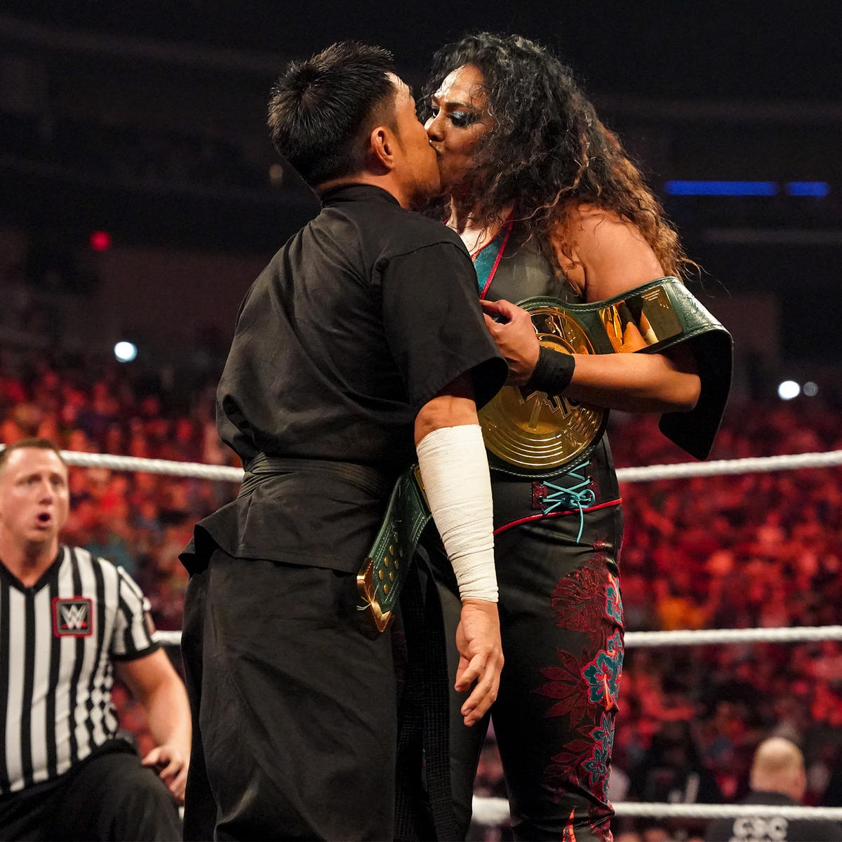 24／7王座を獲得したタミーナ（右）から感謝のキスをもらった戸沢陽（C）2022 WWE, Inc. All Rights Reserved.