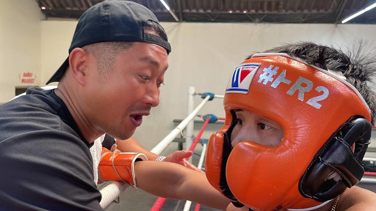 スパーリング中に小林尚陸トレーナー（左）の指示を聞くWBA世界ライトフライ級スーパー王者京口紘人（ワタナベジム提供）