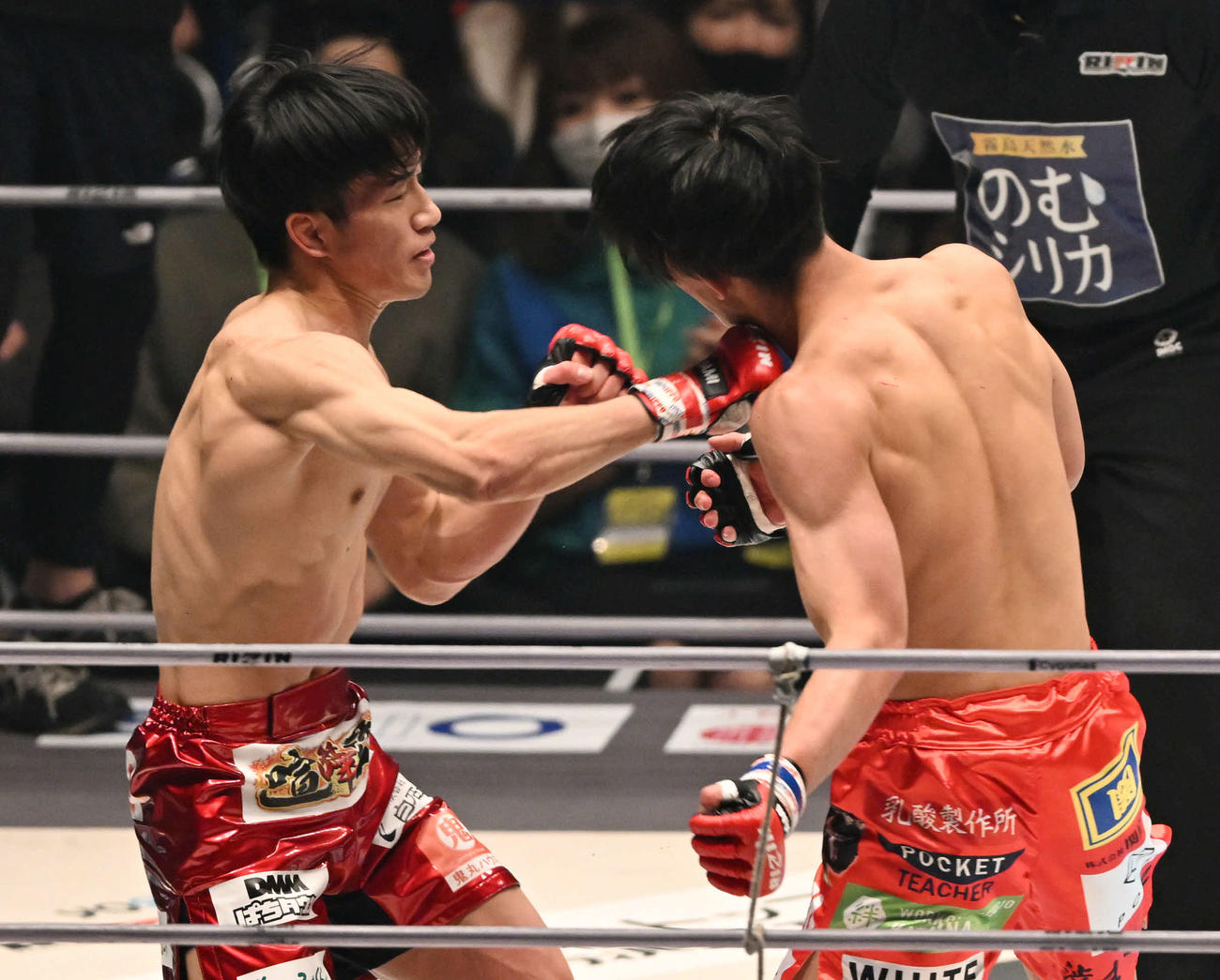 RIZIN33　滝沢謙太（右）を攻める朝倉海（2021年12月31日撮影）